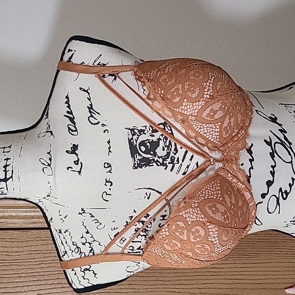 Victoria's Secret Other - Victoria's Secret very sexy strappy ring lace push up bra